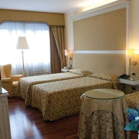 Hotel La Bussola Новара Екстер'єр фото