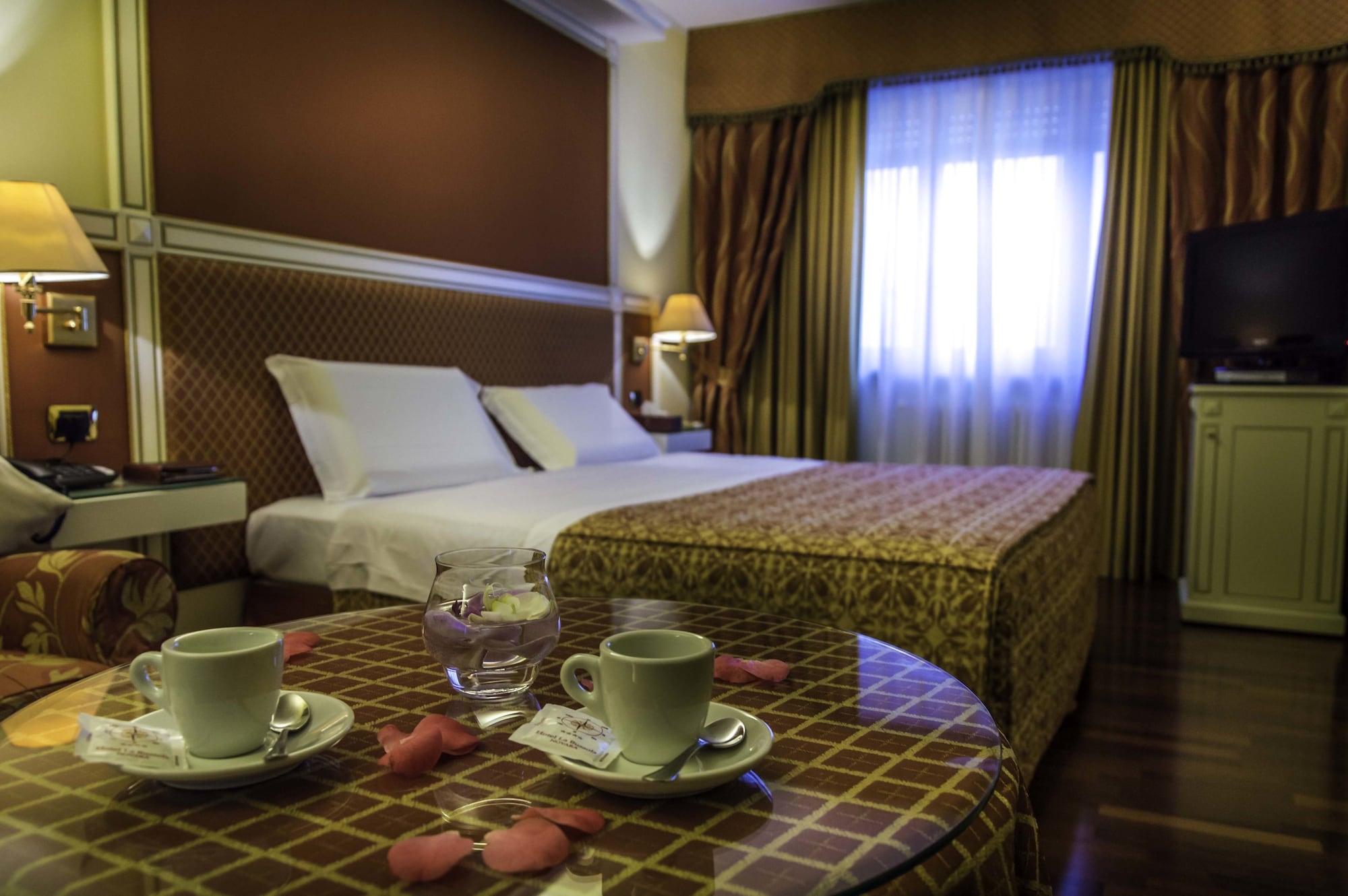 Hotel La Bussola Новара Екстер'єр фото