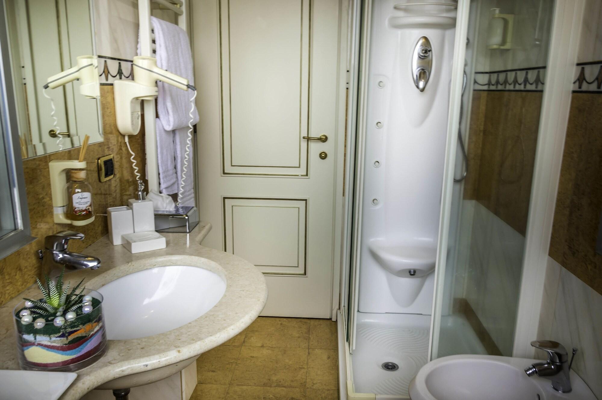 Hotel La Bussola Новара Екстер'єр фото