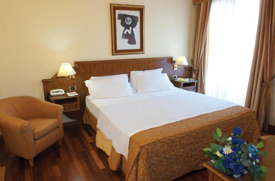 Hotel La Bussola Новара Екстер'єр фото