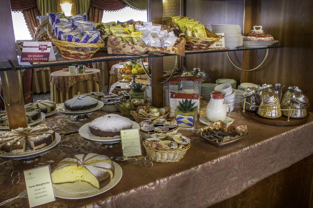 Hotel La Bussola Новара Екстер'єр фото