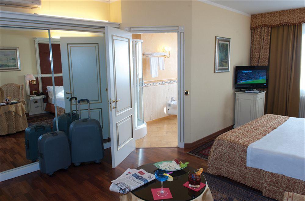 Hotel La Bussola Новара Екстер'єр фото