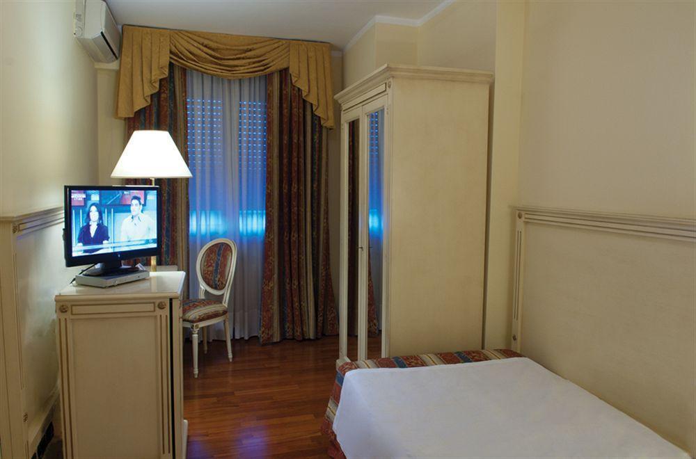 Hotel La Bussola Новара Екстер'єр фото