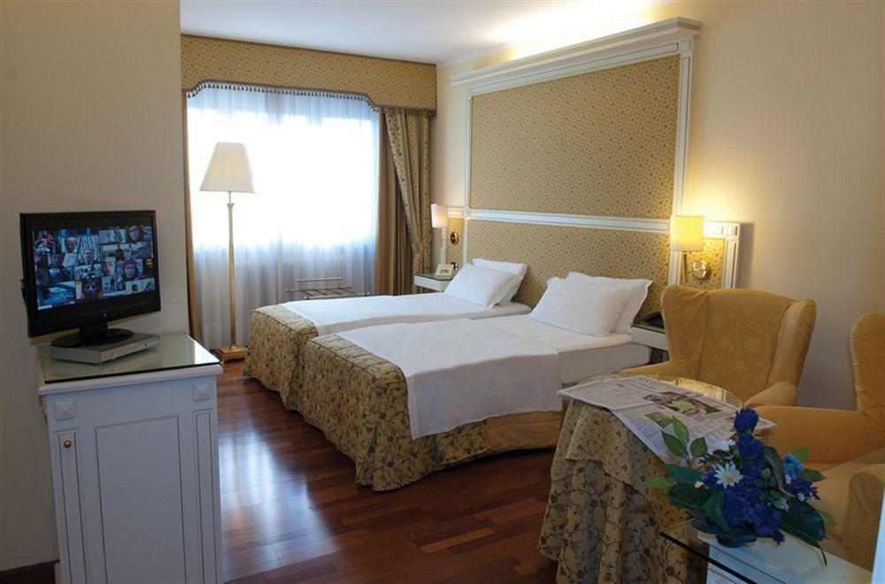 Hotel La Bussola Новара Екстер'єр фото